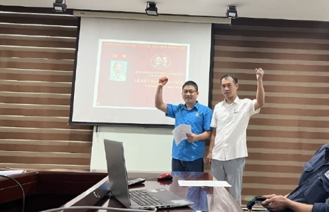 CHI BỘ SẢN XUẤT TỔ CHỨC LỄ KẾT NẠP ĐẢNG VIÊN MỚI NĂM 2023