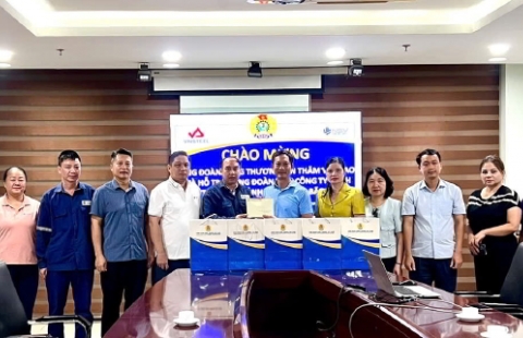 Công đoàn Công Thương Việt Nam thăm và tặng quà người lao động Công ty TNHH NatSteelVina (Thép Việt-Sing) bị ảnh hưởng bởi bão số 11 (Matmo)
